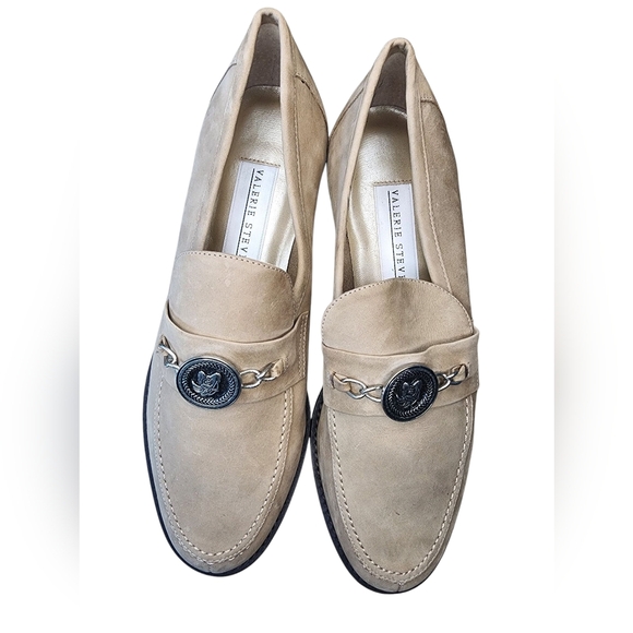 VALERIE STEVENS leather loafers w/medallion, tan, size 9 - Picture 2 of 7